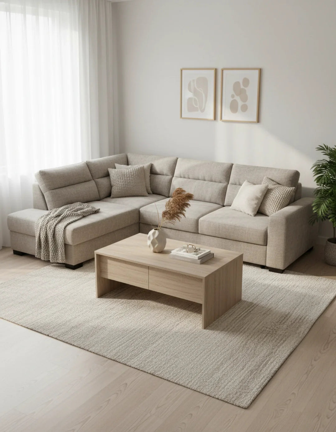 : Vista de un sofá modular con chaise longue reversible de tela beige en un salón comedor moderno.